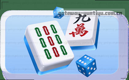 雪山日出时金色光芒覆盖峰顶